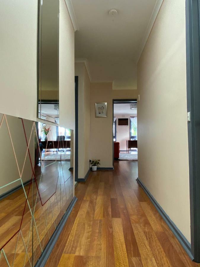 Entire Hume House Villa Melbourne Eksteriør bilde